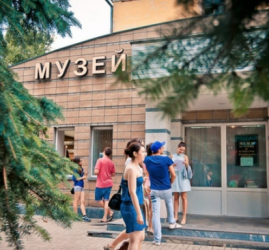 Выставка «Мечтать, учиться и творить»